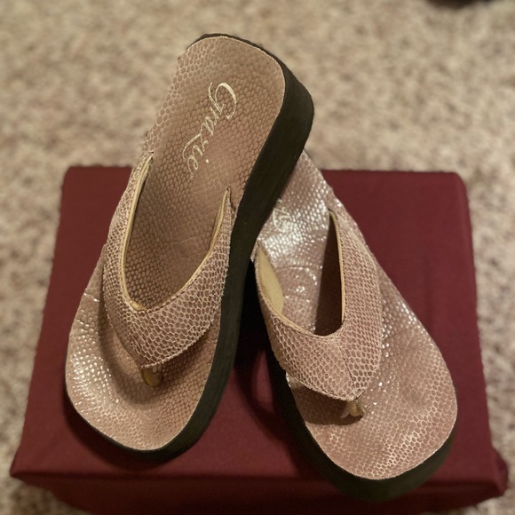 Women’s Fashion Flip Flops - Picture 1 of 4